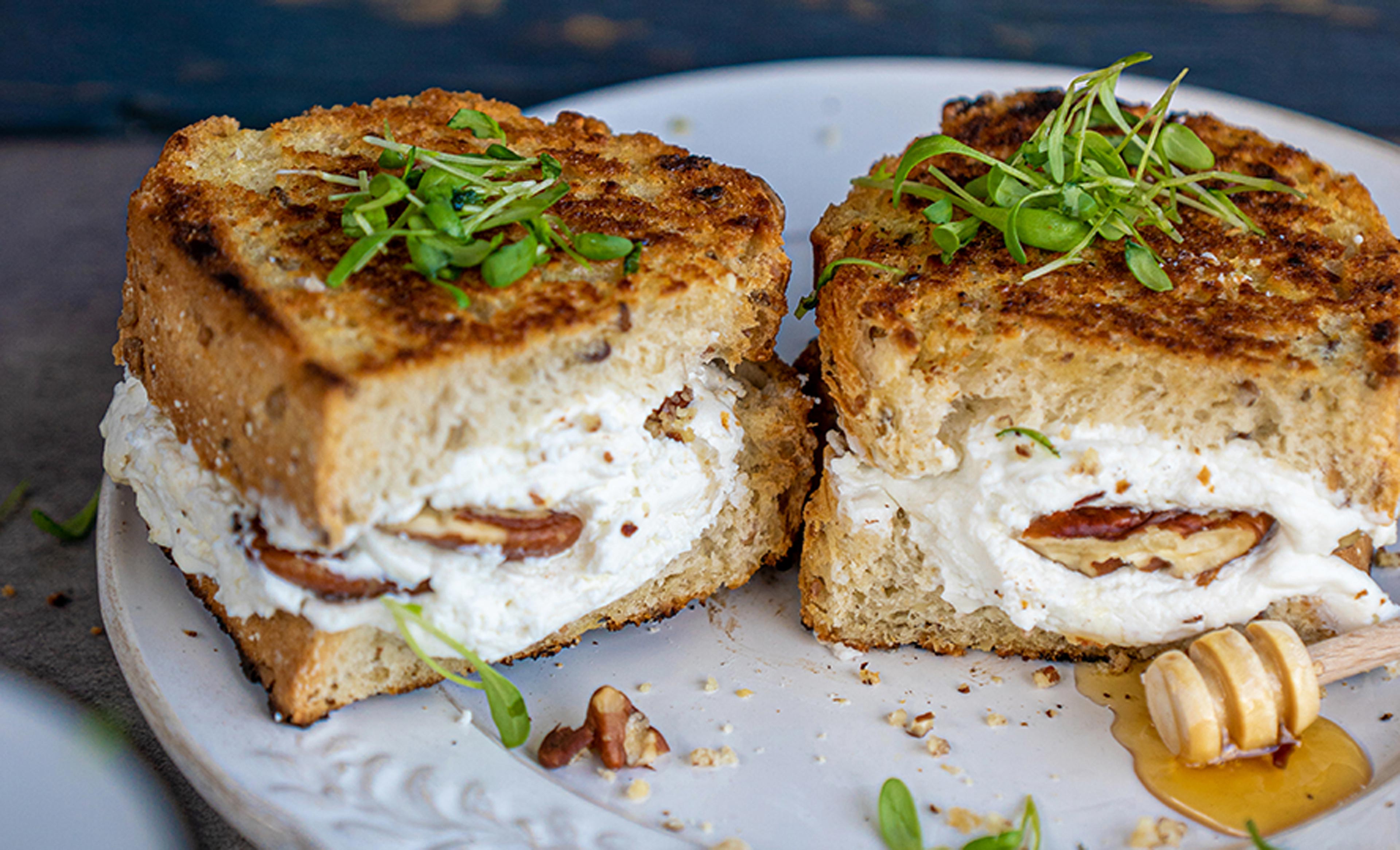 Tosti met geitenkaas, walnoten en honing
