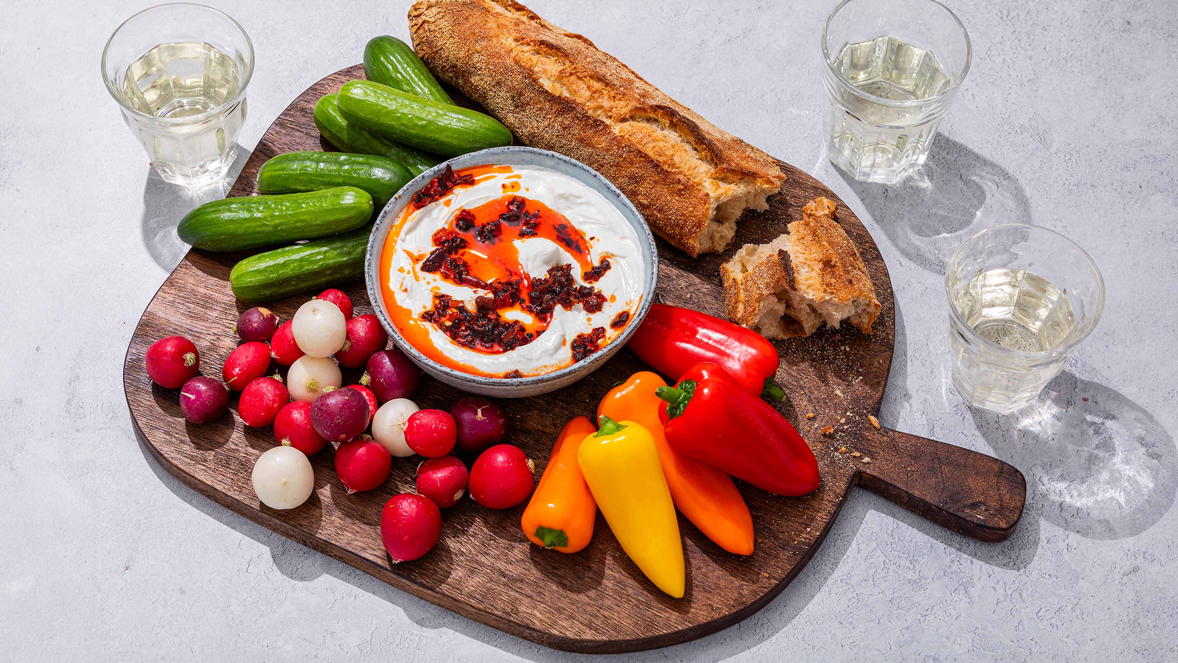 Whipped geitenkaas met crispy chili olie