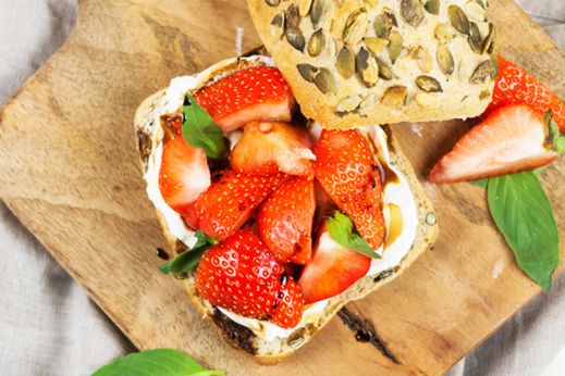 Broodje met geitenkaas en aardbeien