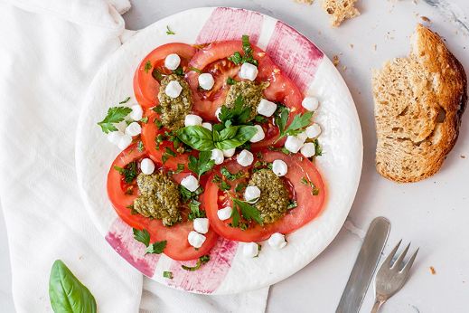 Tomaat, pesto, olijfolie en geitenkaas