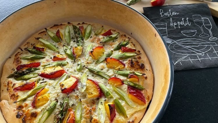 flammkuchen mit ziegenfrischkaese nektarinen und spargel