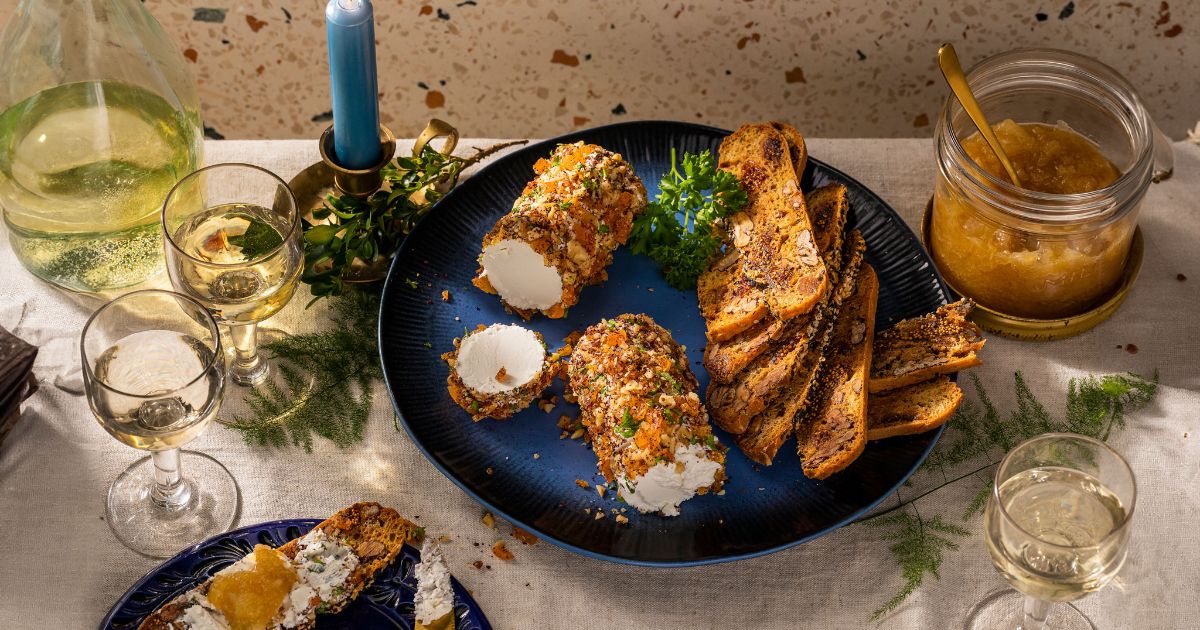 Fresh goat cheese with an herb crust, crackers and pear compote | Bettine
