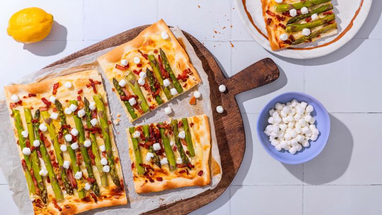 Flammkuchen met groene asperges en geitenkaas - 3840x2160px