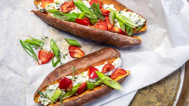 Gepofte zoete aardappel met geitenkaas