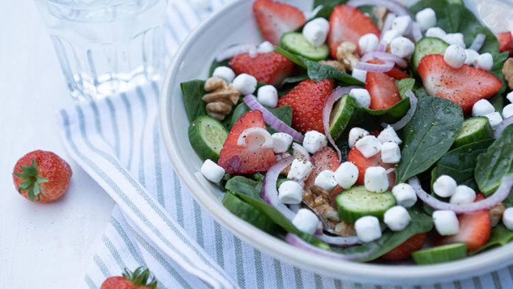 Spinaziesalade met aardbeien en geitenkaas