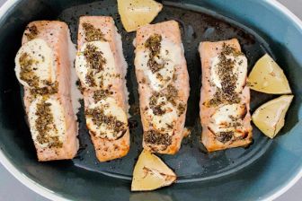 Zalm uit de oven met geitenkaas