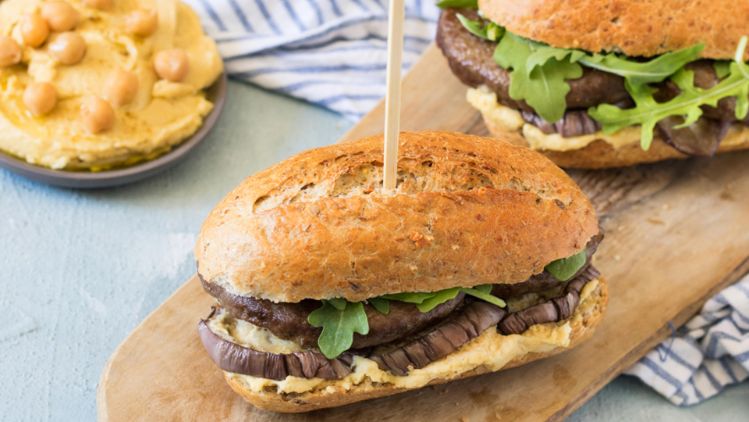 burger met geitenkaashummus