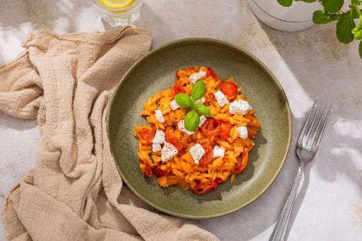 Romige eenpans tomatenorzo met Bettine geitenkaas - 3840x2160px