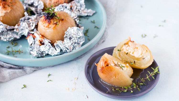 BBQ pakketjes met gepofte gevulde uien met geitenkaas