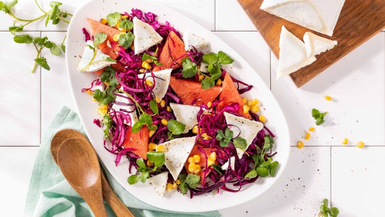 Rode koolsla met watermeloen en geitenkaas