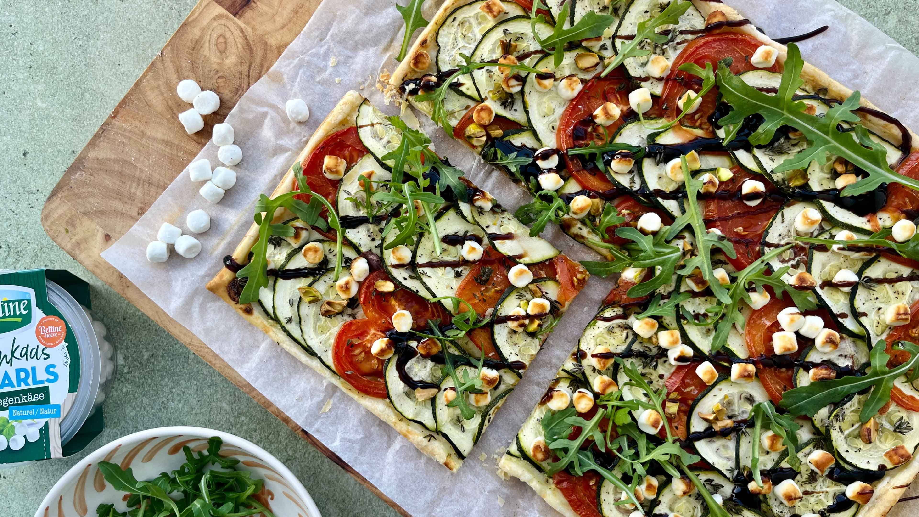 Plaattaart met geitenkaas, pesto, courgette en pistache