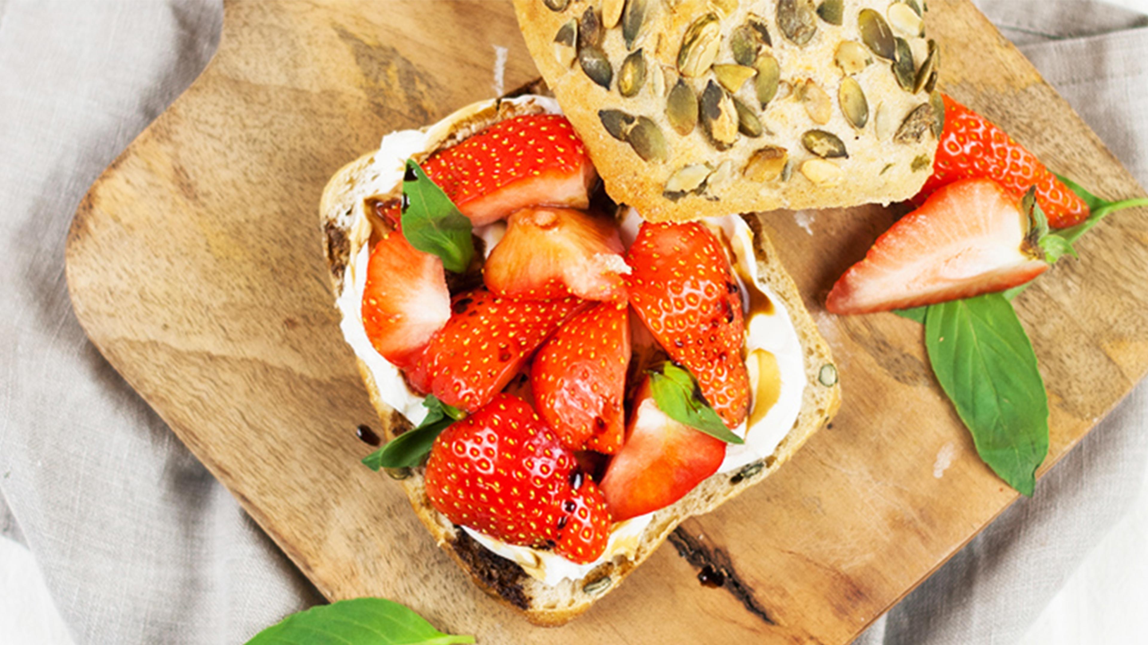 Broodje met geitenkaas & aardbeien