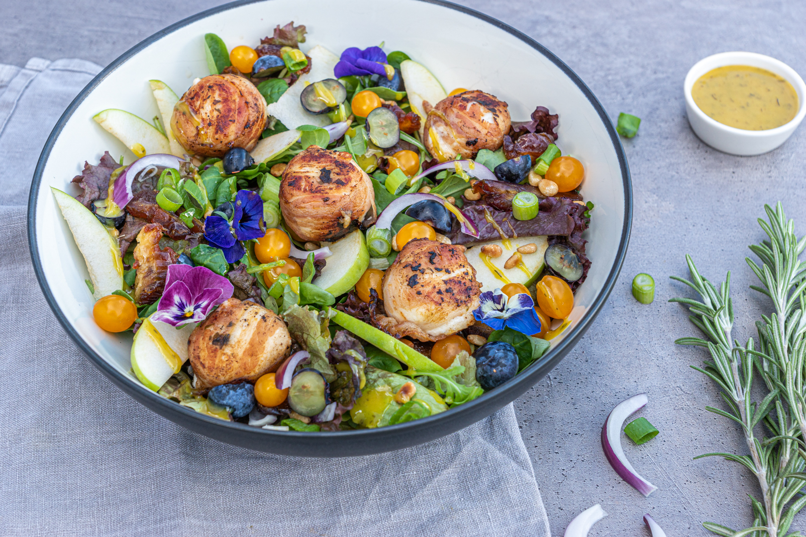 Herfstsalade met geitenkaas in spek met mosterd-dilledressing