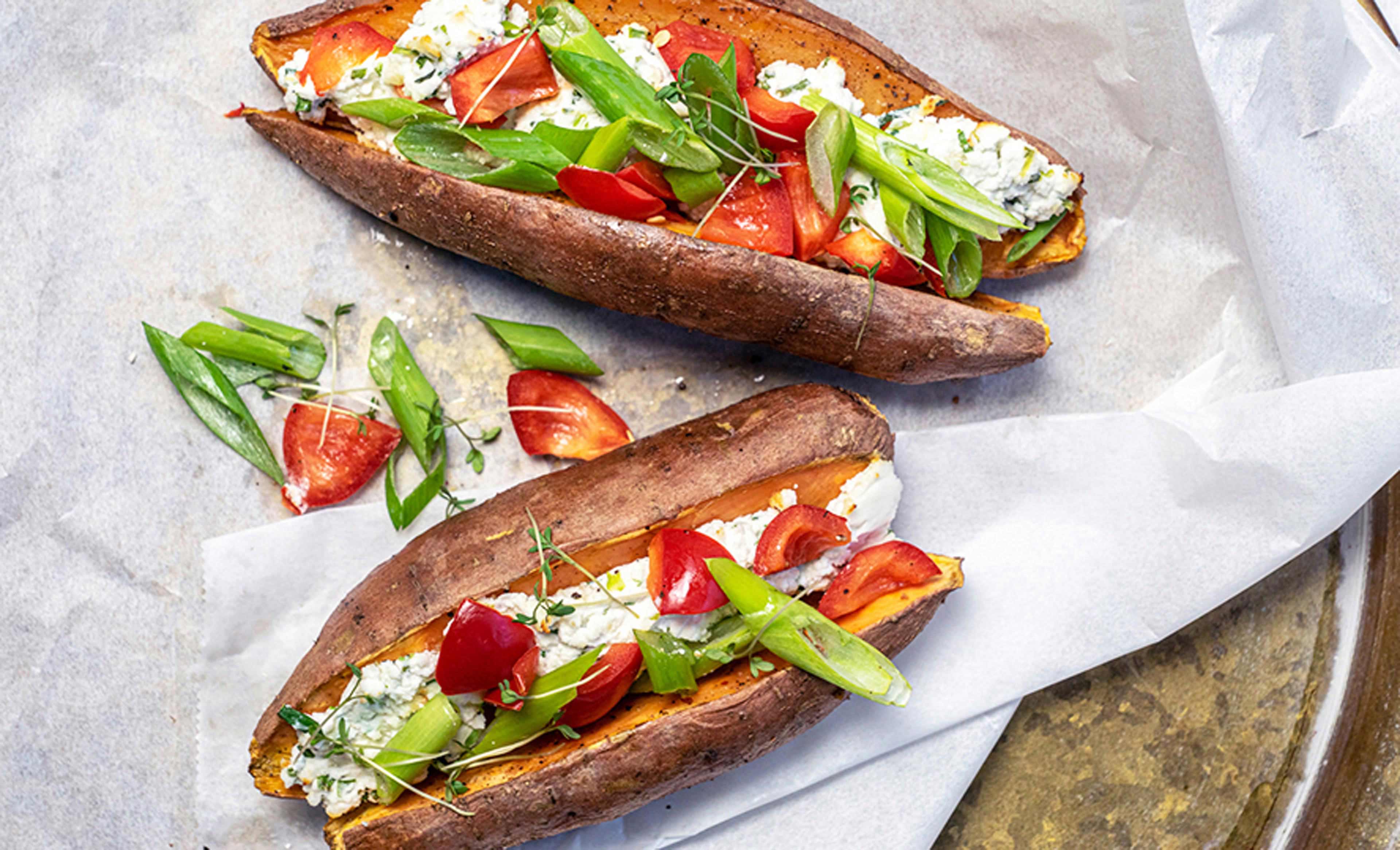 Gepofte zoete aardappel met geitenkaas