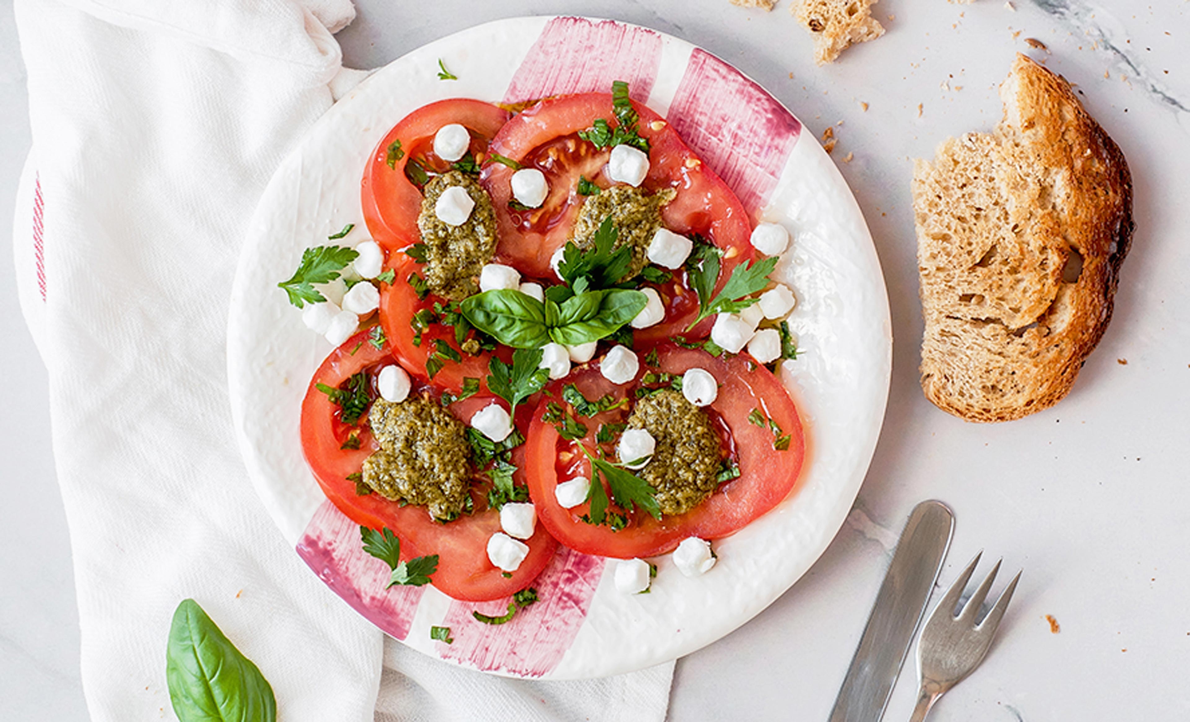 Tomaat, pesto, olijfolie en geitenkaas